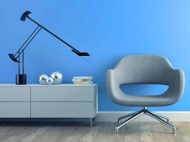 https://www.santosoadhiperkasa.com/wp-content/uploads/2017/05/image-chair-blue-wall-640x480.jpg